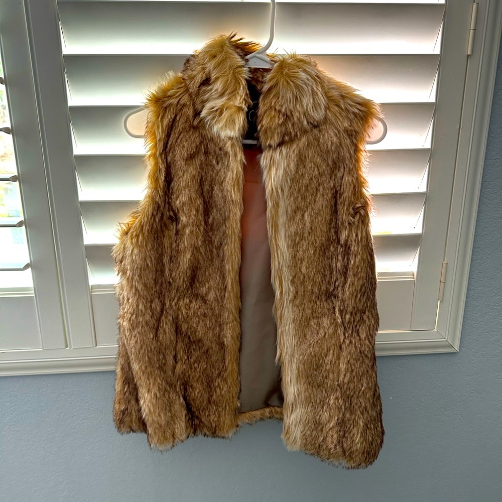 TCEC women’s faux fur vest Size S. With POCKETS